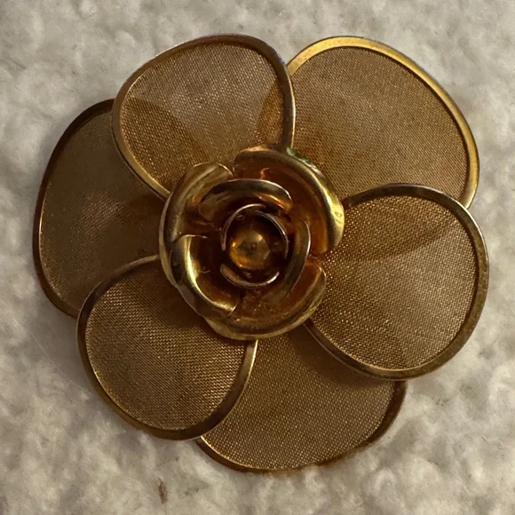 vintage gold-tone flower brooch with mesh petals and a central rose desig - Picture 1 of 4